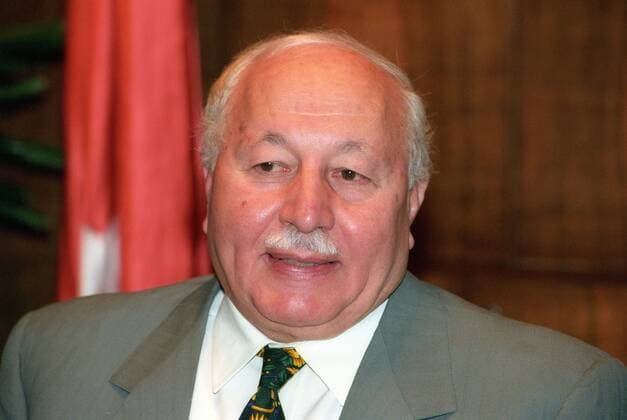Ministerpräsident Necmettin Erbakan (Türkei) während eines Treffens mit deutschen Diplomaten in Ankara
