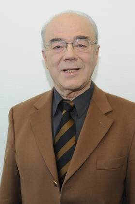 Hermann Häring emeritierter Professor für Wissenschaftstheorie und Theologie Bis zu seiner Emeritierung 2005 lehrte der Theologe an der Universität Nijmegen und leitete zugleich das dortige Interdisziplinäre Institut für Religion, Wissenschaft und Kultur. Er ist ein intimer Kenner des theologischen Kosmos von Benedikt XVI. 2001 veröffentlichte er ein Buch über Theologie und Ideologie bei Joseph Ratzinger , in dem er sich kritisch mit den Ansichten des damaligen Kardinals auseinander setzte, ihm eine antiquierte Haltung aus der Zeit der Alten Kirche und die Unfähigkeit zu einem geschwisterlichen Umgang mit anderen Theologen bescheinigte. Köln, 08.02.2009