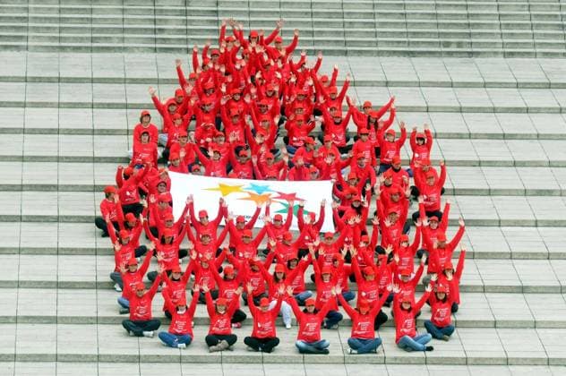 Weltblutspendetag am 14. Juni (110609) -- ROSARIO, June 9, 2011 (Xinhua) -- Volunteers make a blooddrop-shaped formation at a square in Rosario, Argentina, June 8, 2011, to support the World Blood Donor Day, which falls on June 14. The World Blood Donor Day aims to raise awareness of the need for safe blood and blood products and to thank voluntary unpaid blood donors for their life-saving gifts of blood. Argentina hosts the global launch of World Blood Donor Day this year. (Xinhua Telam) (zf) ARGENTINA-VOLUNTEER-BLOOD DONATION 