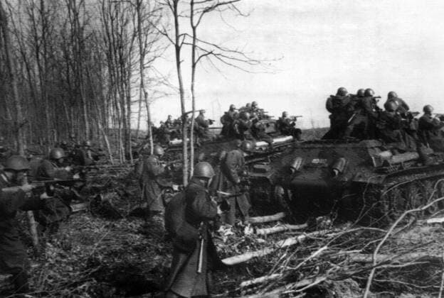 Soviet tanks provide good cover for advancing red Army infantry who , when they arrive at the agreed strategical rendez-vous , take up close firing positions on and behind the tanks from where they direct a withering fusilade on lingering enemy outposts , in the region of Kharkov , 3rd May 1942 Mono Print !AUFNAHMEDATUM GESCHÄTZT! UnitedArchives1153132