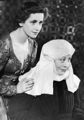 Peggy Ashcroft as Juliet and Edith Evans as the Nurse in John Gielgud s Romeo and Juliet, Oxford Univeristy Dramatic Society 1932 Mono Book Illustration !AUFNAHMEDATUM GESCHÄTZT! UnitedArchives0965948