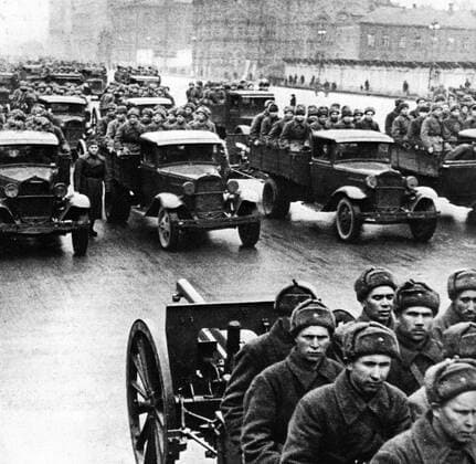 Russian troops on their way to the front. 1941 Mono Book Illustration !AUFNAHMEDATUM GESCHÄTZT! UnitedArchives1224059