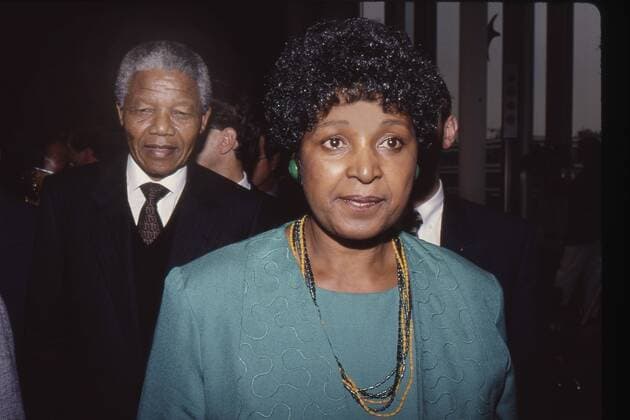 Winnie MADIKIZELA-MANDELA (RSA), suedafrikanische Politikerin, dahinter ihr Ehemann Nelson MANDELA; Brustbild, am 12.06.1990 in Bonn Deutschland;