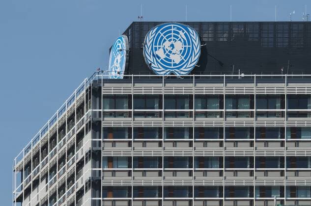 UN Gebäude mit Logo der Vereinten Nationen, Langer Eugen im ehemaligen Regierungsviertel Bonn, Nordrhein-Westfalen, Deutschland, Europa iblhsh02039233