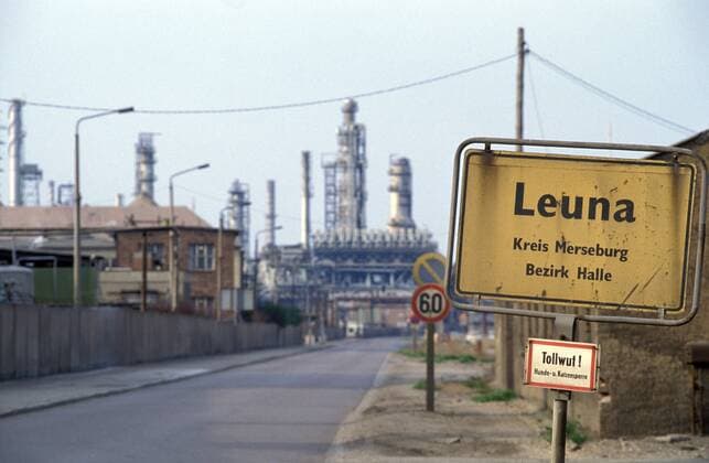 Ortsschild mit Blick auf das Gelände des VEB Leuna-Werke in Leuna Sachsen-Anhalt