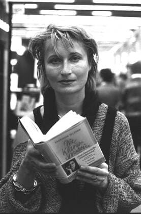 Elfriede Jelinek (Autorin) 10 83 ru Frau Österreich Autorin Theater Theaterautorin Schriftstellerin Literatur Buch Die Klavierspielerin blond kurzhaarig seriös Mantel halb hoch stehend nachdenklich haltend Nobelpreis für Literatur Literaturnobelpreis (2004) Fototermin auf der Buchmesse im Oktober 1983