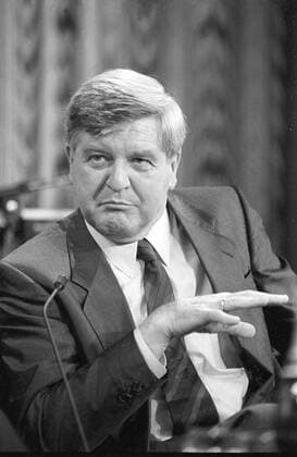 Prof. Hans Maier (Politiker) 11 86 - Prof. Hans Maier im November 1986 Mann Deutschland deutsch Deutscher Politik CSU Politikwissenschaft Politikwissenschaftler Wissenschaftler Bayern bayrischer German historian scientist hoch Portrait neutral halb gestikulierend sw