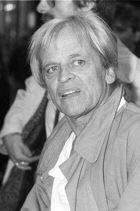 Klaus Kinski (Schauspieler) 10 85 vZ Klaus Kinski im Oktober 1985 in Hamburg Deutschland deutsch Deutscher Mann Schauspiel TV Fernsehen Film Kino Autor grauhaarig weisshaarig kurzhaarig leger Jacke Hemd hoch Portrait neutral sw