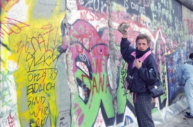 Feature Symbol: Berlin, November 1989 11 89 hör Deutschland Wiedervereinigung Einheit deutsche DDR Deutsche Demokratische Republik Bundesrepublik Deutschland BRD Hauptstadt geteilte Stadt Ostberlin Westberlin West Ost Grenze Grenzübergang Öffnung Mauer Berliner Hammer hämmernd klopfend schlagend Mauerspecht Mauerspechte Mauerstück Souvenir Andenken wall border gdr germany capital city reunification draußen quer
