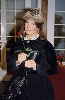 Charley s Tante (SAT.1) Freddy Quinn 01 93 ue hoch Szene TV-Produktion Fernsehen Schauspiel Theater Charleys Tante Mann Verkleidung Blume Rose
