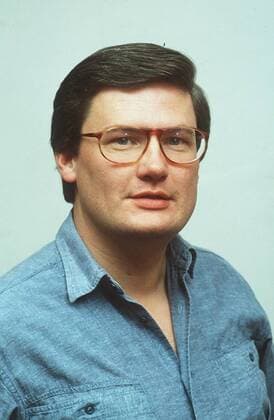 Sigmund Gottlieb 09 89 ru Mann Journalismus Moderation News Brille dunkelhaarig leger hoch Portrait neutral