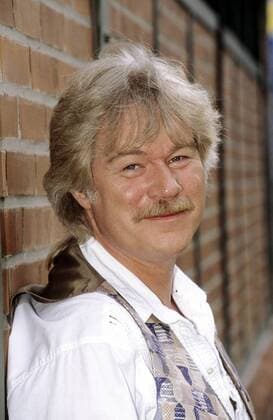 Peter Petrel 07 95 her Mann Musik Schlager grauhaarig Schnäuzer leger Hemd Weste hoch Portrait angelehnt Hauswand draußen lächelnd