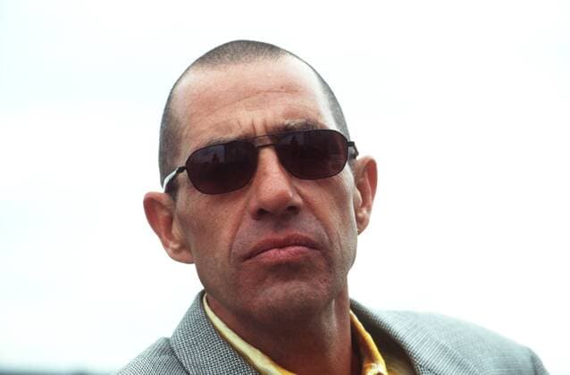 Stephan Remmler (Musiker, Sänger) 09 96 mal Musik Pop Gesang Mann dunkelhaarig kurzhaarig Sonnenbrille Schmuck Ohrring leger Hemd gestreift Jackett draußen stehend neutral Portrait quer