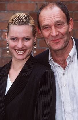 Nina Kronjäger mit Michael Mendl 04 97 her TV Fernsehen Schauspiel Serie leger stehend draußen halb hoch