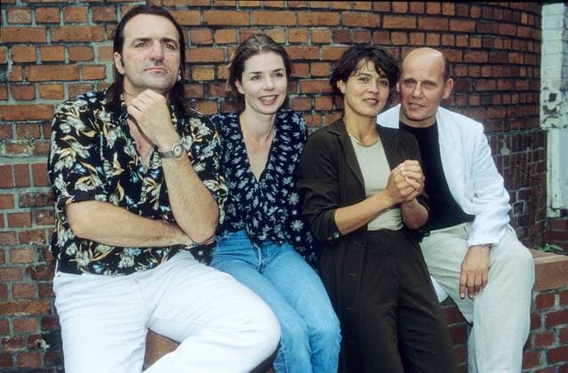v.l.: Andreas Hoppe, Dana Vavrova, Ulrike Folkerts, Jürgen Schor- Nagel 08 97 her Fernsehen TV Schauspiel Serie Krimi sitzend leger Wand halb quer Tatort (SWF) Folge: Nahkampf Vavrova Schornagel