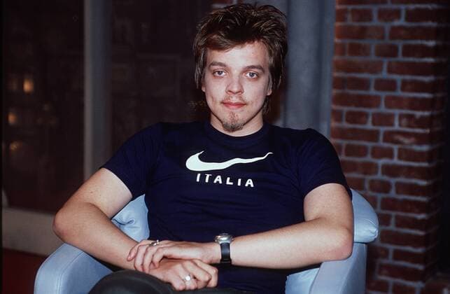 Nils Bokelberg (TV-Moderator) 03 99 pp Mann TV Fernsehen Moderation Viva TV Musik dunkelhaarig leger T-Shirt sitzend Bart halb quer neutral
