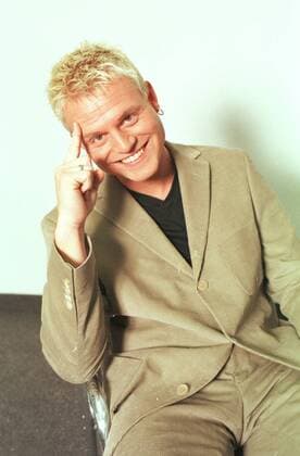 Guido Cantz Farbnegativ 12 99 pp Mann TV Fernsehen Show Komik Comedy Kabarett Moderation Musik blond kurzhaarig Schmuck Ohrring leger Shirt Jackett sitzend Hand aufstützend lächelnd halb hoch Star Weekend RTL am 15.12.1999 in Köln
