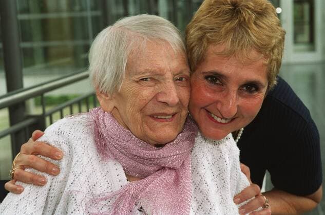 Emilie Schindler (li.) mit ihrer Freundin und Vertrauten Erika Rosenberg 07 01 her Emilie Schindler Frau Witwe von Oskar Schindler Industrieller retteten gemeinsam im zweiten Weltkrieg mehr als 1.200 Juden vor dem Holocaust verfilmt Film Kinofilm Kino Schindlers Liste Erika Rosenberg Vertraute half E. Schindler bei ihren Memoiren In Schindlers Schatten und schrieb auch das Buch Ich, Oskar Schindler leger Portrait quer lächelnd posierend angelehnt umarmend Wange an Wange Fototermin Emilie Schindler am 14.07.2001 in Berlin Farbnegativ