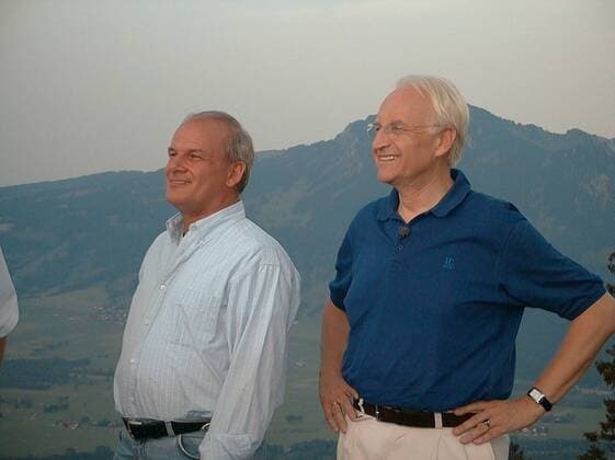 Dr. Edmund Stoiber (re.) und Peter Hahne 08 01 weih Mann Ministerpräsident Bayern Politiker Politik Partei CSU Präsident Ministerium kurzhaarig Halbglatze leger stehend lächelnd draussen auf Alm Wiese halb quer Gespräch Halbprofil im Hintergrund Berg Berge Fototermin ZDF-Sommerinterview am 03.08.2001 bei Immenstadt (Oberallgäu)
