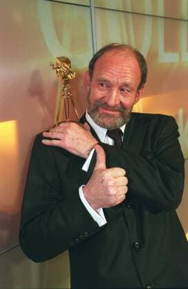 Michael Mendl (Schauspieler) 02 04 urb Mann Schauspiel Schauspieler Film TV Fernsehen grauhaarig kurzhaarig Halbglatze seriös festlich Anzug Krawatte stehend halb hoch lächelnd Saal Bühne Preisträger Trophäe Preis haltend zur Seite schauend Fototermin Verleihung 39. Goldene Kamera am 04.02.2004 im Konzerthaus am Gendarmenmarkt in Berlin