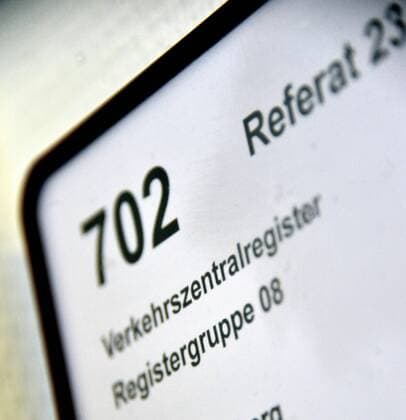 KBA Flensburg Eine Türschild im Kraftfahrt-Bundesamt (KBA) in Flensburg weist am Donnerstag (09.02.12) auf eines der Büros des Verkehrszentralregisters hin. TimxRiedigerx xnordpool