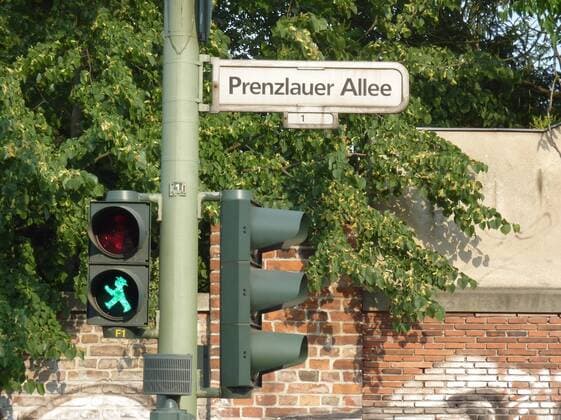 Feature Symbol:Berlin, Ampelmännchen 07 10 pp Berlin: Fußgängerampel an der Prenzlauer Allee am 5 Juli 2010 Deutschland deutsche Hauptstadt Stadt Bundeshauptstadt Regierungssitz Füßgänger Ampel Ampelmännchen grün gehen Prenzlauer Berg Ost Ostalgie DDR Straßenschild germany pedestrian light draußen quer