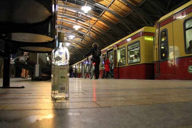 Berlin: Leere Schnapsflasche - S-Bahnhof Hackescher Markt