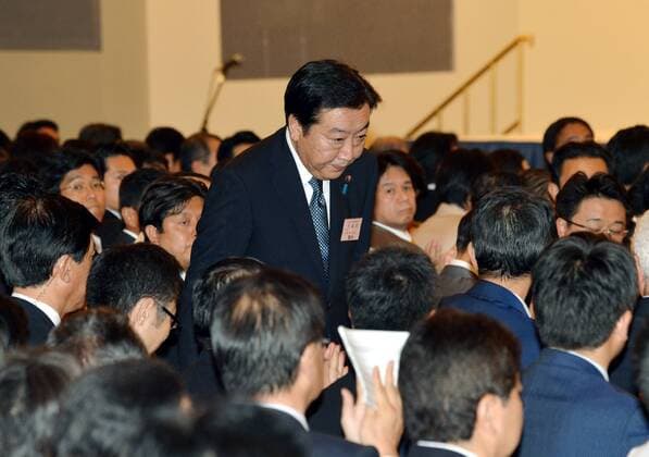 September 21, 2012, Tokyo, Japan - Japan s Prime Minister Yoshihiko Noda takes a bow after his reelection as the leader of the ruling Democratic Party of Japan in its presidential election in Tokyo on Friday, September 21, 2012. Noda, 55, retained the leadership with the backing of many lawmakers and rank-and-file party members,. He is ready to reshuffle his party executives and Cabinet. (Photo by Natsuki Sakai AFLO)  ayfa008079