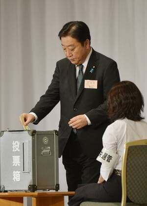 September 21, 2012, Tokyo, Japan - Japan s Prime Minister Yoshihiko Noda casts his ballot in the leadership election of the ruling Democratic Party of Japan in Tokyo on Friday, September 21, 2012. Noda, 55, retained the leadership with the backing of many lawmakers and rank-and-file party members,. He is ready to reshuffle his party executives and Cabinet. (Photo by Natsuki Sakai AFLO)  ayfa008081