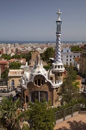 Pförtnerhäuschen im Parc Güell von Antoni Gaudi, UNESCO-Weltkulturerbe, Barcelona, Katalonien, Spanien, Europa ibldwh02353548