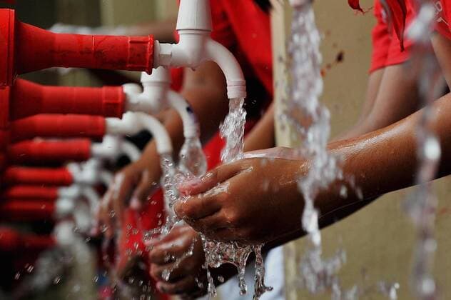 (121015) -- JAKARTA, Oct. 15, 2012 (Xinhua) -- Pupils wash their hands during the Global Handwashing Day in Jakarta, Indonesia, Oct. 15, 2012. (Xinhua Agung Kuncahya B.) INDONESIA-JAKARTA-GLOBAL HANDWASHING DAY 