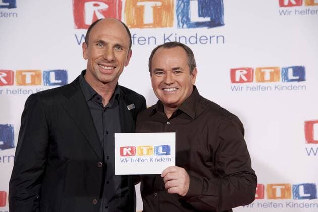 Jörg LÖHR, Jörg Löhr, Motivationstrainer, links, und Wolfram KONS, RTL Moderator, Nachrichtenchef RTL, eröffnet den RTL-Spendenmarathon, RTL Spendenmarathon Wir helfen Kindern , Fernsehen, 22.11.2012. Â
