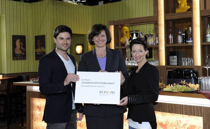 Der Schauspieler Milos Vukovic, die Bundesministerin für Ernährung, Landwirtschaft und Verbraucherschutz, Ilse Aigner (CDU, M) und die Schauspielerin Isabell Hertel - Die Bundesministerin für Ernährung, Landwirtschaft und Verbraucherschutz, Ilse Aigner, zeichnet am 04.12.2012 in Köln die tägliche RTL Serie unter uns mit dem Unterstützer Logo von IN-Form - Deutschlands Initiative für gesunde Ernährung und mehr Bewegung aus.