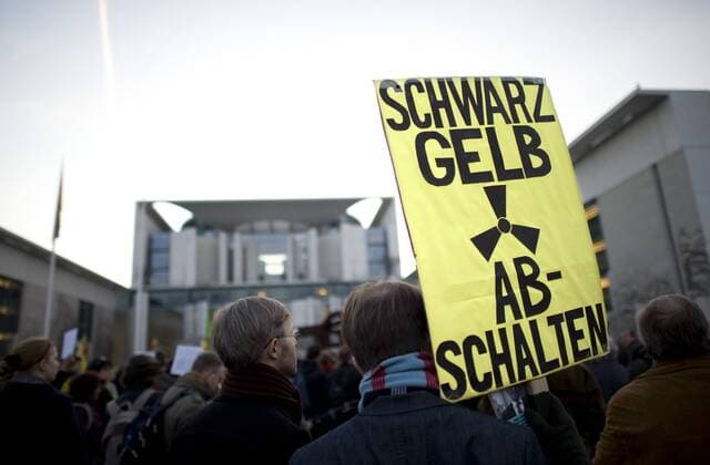 Mahnwache fuer den Atomausstieg DEU, Deutschland, Germany, Berlin, 21.03.2011 Mann mit Plakat gegen die CDU FDP Regierung Schwarz-Gelb abschalten - Atomkraft Nein Danke - bei der Mahnwache fuer den Atomausstieg unter dem Motto Fukushima ist ueberall - Atomaussteig jetzt vor dem Bundeskanzleramt in Berlin. Die Mahnwachen finden bundesweit statt und erinnern an die Auswirkungen der Naturkatastrophe in Japan und das Desaster der japanischen Atomkraftwerke. Kundgebung gegen die Atompolitik der schwarz-gelben Koalition und der Bundesregierung. Atomkraft Nein Danke, Atomkraftgegner, Antiatombewegung, Anti-Atom-Demo, Antiatom, Anti-Atomkraft, Atomkraft, Atomkraftwerke, Anti-Atom, Anti-Atom-Bewegung, Atomenergie, Atompolitik, Anti, Atomenergie, Demonstration, demonstrieren, Demonstrant, Demonstranten, Atomkraftgegener, Kernkraft, Kernkraftwerk, Kernenergie, Atomlobby, Atomdemo, Kanzleramt, Atomd