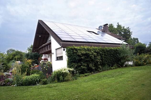 Photovoltaikanlage auf dem Dach eines Einfamilienhauses, Deutschland, Nordrhein-Westfalen, Weilerswist solar installation on the roof of a one family house, Germany, North Rhine-Westphalia, Weilerswist BLWS321925