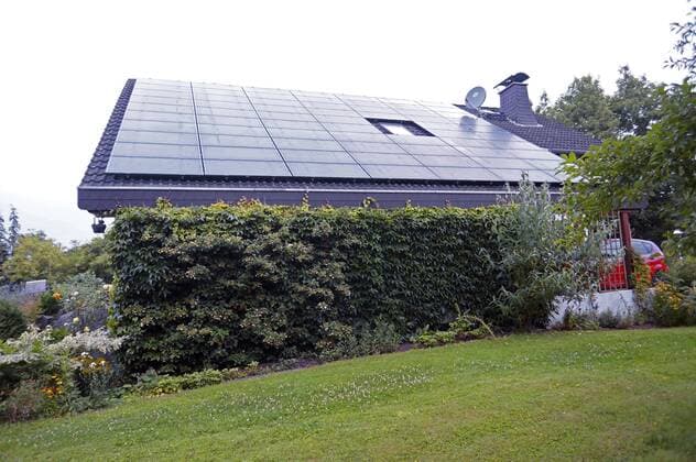 Photovoltaikanlage auf dem Dach eines Einfamilienhauses, Deutschland, Nordrhein-Westfalen, Weilerswist solar installation on the roof of a one family house, Germany, North Rhine-Westphalia, Weilerswist BLWS321926