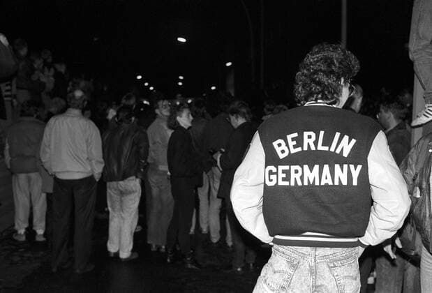 Öffnung der Grenzen zwischen der DDR und der BRD: Jugendlicher an einem Grenzübergang in Berlin