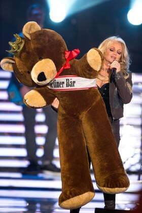 ZDF - C a r m e n N e b e l. Sängerin Bonnie Tyler ( GBR ). Sängerin Bonnie Tyler ( GBR ) während der ZDF - Fernsehshow Willkommen bei C A R M E N N E B E L am 16.02.2013 im Velodrom Berlin.