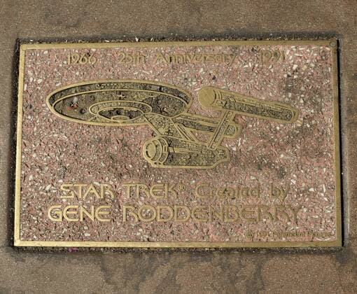 Bronze-Plakette für Künstler Star Trek von Gene Roddenberry, Raumschiff Enterprise, Walk of Fame, Hollywood Boulevard, Hollywood, Los Angeles, Kalifornien, Vereinigte Staaten von Amerika, USA - MichaelxWeberxIMAGEPOER