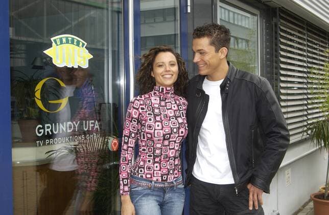 Mister NRW und Mein garten Experte MICHAEL PENNERS spielt bei unter uns mit. Der Pfiffige Tischler aus der RTL - Show Mein garten wird in 2 unter uns Folgen am 16.11. und 17.11. zu sehen sein. Mit Rückenschmerzen muss er zum Arzt und wird dort empfangen von der bezaubernden Sprechstundenhilfe Sabine Conrad ( gespielt von CLAUDIA HEIN - amtierende Miss NRW und Miss Germany ) Fototermin am 20.09.2004