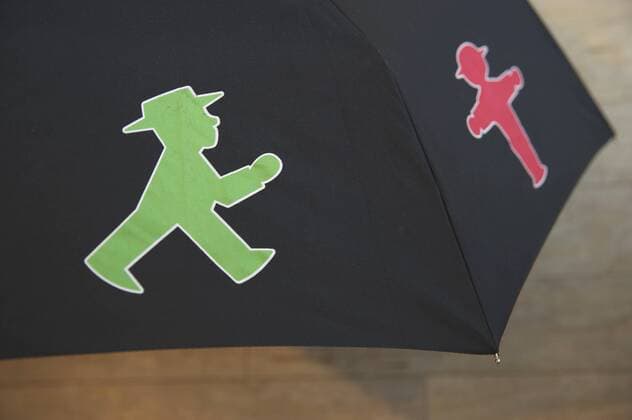 Im Laden Ampelmann am Gendarmenmarkt in Berlin erhält man den Ost-Ampelamann in den unterschiedlichsten Ausführungen; als Souvenir; als Gebrauchsartikel für den Haushalt oder auch als Modeartikel (Foto vom 05.10.2011). Am 13. Oktober 2011 feiert der Ost-Ampelann seinen 50. Geburtstag und ist inzwischen Kult. Vor 50 Jahren erfand Karl Peglau (1927-2009) einen neuen Ampelmann für die DDR, auffällig durch den mollig-gemütlichen Körperbau mit Knollennase und Hut , wie der Verkehrspsychologe sein Männchen einst selbst beschrieb. Bis zur Wiedervereinigung leuchtete es in den Lichtanlagen von der Ostsee bis nach Südthüringen, wurde dann abmontiert und durch das im Vergleich eher neutrale West-Männchen ersetzt. Mitte der 90er Jahre wurde es schließlich wiederentdeckt und zur Kultfigur stilisiert. Heute schmückt es Kleidung und Gebrauchsgegenstände und seit 2010 sogar Busse in Tokio. (Siehe ep 373038 EDITORIAL USE ONLY