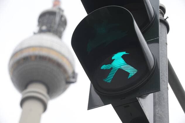 Ampel mit dem Ost-Ampelmann am 05.10.2011 am Alexanderplatz in Berlin (im Hintergrund der Fernsehturm). Am 13. Oktober 2011 feiert der Ost-Ampelann seinen 50. Geburtstag und ist inzwischen Kult. Vor 50 Jahren erfand Karl Peglau (1927-2009) einen neuen Ampelmann für die DDR, auffällig durch den mollig-gemütlichen Körperbau mit Knollennase und Hut , wie der Verkehrspsychologe sein Männchen einst selbst beschrieb. Bis zur Wiedervereinigung leuchtete es in den Lichtanlagen von der Ostsee bis nach Südthüringen, wurde dann abmontiert und durch das im Vergleich eher neutrale West-Männchen ersetzt. Mitte der 90er Jahre wurde es schließlich wiederentdeckt und zur Kultfigur stilisiert. Heute schmückt es Kleidung und Gebrauchsgegenstände und seit 2010 sogar Busse in Tokio. (Siehe epd-Feature vom 10.10.2011) DER ABDRUCK DES EPD-FOTOS IST HONORARPFLICHTIG! Der Ost-Ampelmann feiert am 13. Oktober 201 373044 EDITORIAL USE ONLY