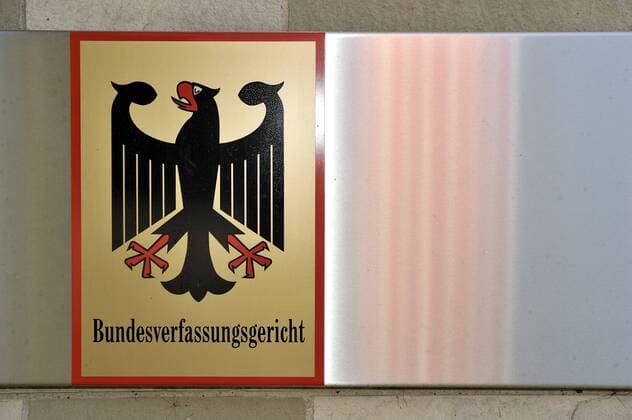 Schild des Bundesverfassungsgerichtes (BVerfG) in Karlsruhe am 26.09.2011. Das Bundesverfassungsgericht feiert am 28.09.2011 sein 60-jähriges Bestehen. Das Bundesverfassungsgericht wurde am 28. September 1951 offiziell eröffnet. Das höchste deutsche Gericht hat bisher rund 186.000 Entscheidungen getroffen. (Siehe epd-Berichte vom 27. 28.09.2011) DER ABDRUCK DES EPD-FOTOS IST HONORARPFLICHTIG! Bundesverfassungsgericht in Karlsruhe 372231 EDITORIAL USE ONLY