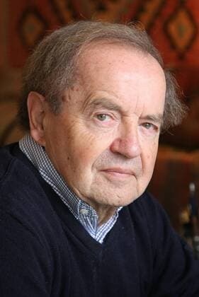 Am 21.05.2009 wird der Karikaturist Hans Traxler 80 Jahre alt. (Foto am 28.04.09 in seiner Wohnung in Frankfurt am Main) Humor ist sein Metier. So zeichnet und textet er über die Geschehnisse in der Welt, über große Persönlichkeiten und den kleinen Mann. Selbst Helmut Kohl hat ihm etwas zu verdanken: Die Birne von Hans Traxler und Peter Knorr ist wohl die bekannteste Karikatur des Altkanzlers. Er zeichnet künstlerisch meisterhaft, geradezu graziös, und karikiert zugleich bissig und hart, treffend und schonungslos. Das Caricatura-Museum in Frankfurt am Main widmet Traxler zum 80. Geburtstag eine Ausstellung. (Siehe epd-Feature vom 04.05.09) DER ABDRUCK DES EPD-FOTOS IST HONORARPFLICHTIG! Der Karikaturist Hans Traxler 316448 EDITORIAL USE ONLY