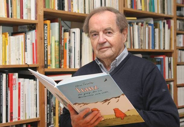 Am 21.05.2009 wird der Karikaturist Hans Traxler 80 Jahre alt. (Foto am 28.04.09 in seiner Wohnung in Frankfurt am Main) Humor ist sein Metier. So zeichnet und textet er über die Geschehnisse in der Welt, über große Persönlichkeiten und den kleinen Mann. Selbst Helmut Kohl hat ihm etwas zu verdanken: Die Birne von Hans Traxler und Peter Knorr ist wohl die bekannteste Karikatur des Altkanzlers. Er zeichnet künstlerisch meisterhaft, geradezu graziös, und karikiert zugleich bissig und hart, treffend und schonungslos. Das Caricatura-Museum in Frankfurt am Main widmet Traxler zum 80. Geburtstag eine Ausstellung. (Siehe epd-Feature vom 04.05.09) DER ABDRUCK DES EPD-FOTOS IST HONORARPFLICHTIG! Der Karikaturist Hans Traxler 316449 EDITORIAL USE ONLY