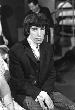 Bill Wyman of the Rolling Stones waits patiently in the television studio . 1960s, Fernsehen, Fernsehshow, Fernsehstar, Fernseher, 1960er, 60er Jahre UnitedArchives00152755 