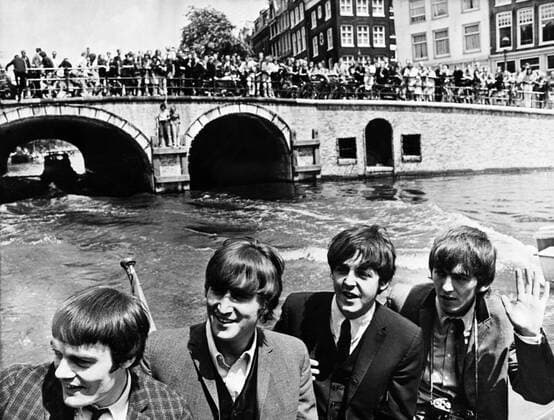 The Beatles sightseeing on the canals of Amsterdam ( left to right) Jimmy Nicol ( replacing sick drummer Ringo Starr ) ; John Lennon ; Paul McCartney ; and George Harrison . 6th June 1964, Niederlande, Holland UnitedArchives00419832 