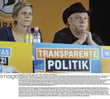Pressesprecherin Anita Möllering (li.) unf Bruno Kramm (re., politischer Geschäftsführer Bundestagskandidat Piratenpartei) während eines Interviews anlässlich einer Pressekonferenz zum Überwachungsskandal in Berlin Pressekonferenz der Piratenpartei zum Überwachungsskandal _SNA7492.jpg