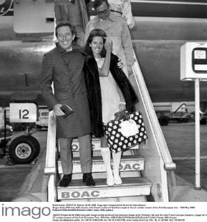 Singer Andy Williams (left) and his wife French actress Claudine Longet arrive at London airport of his first European tour . 16th May 1968  UnitedArchives01267780