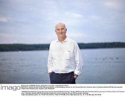 08.09.2013, Dietmar Woidke (SPD), Ministerpräsident von Brandenburg, posiert für ein Foto am Ufer des Templiner Sees in Potsdam Woidke SPD Ministerpräsident